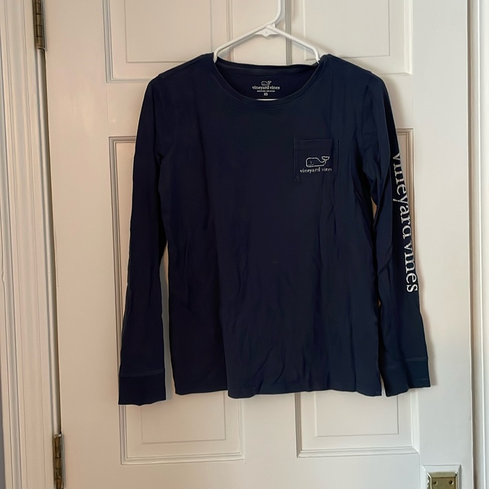 Vineyard Vines women’s t shirt size extra small. Navy blue.